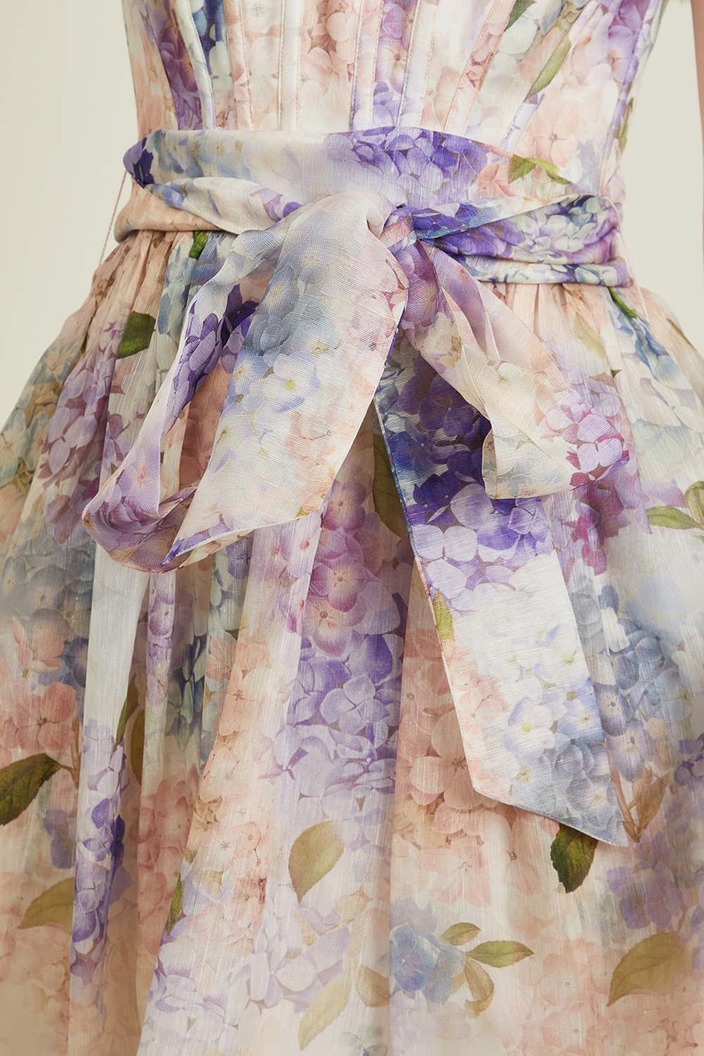 תמונת תקריב דוגמן של שמלת מחוך