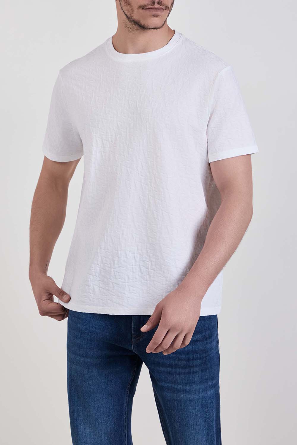 תמונת דוגמן קידמית של חולצת טי בגזרה ישרה