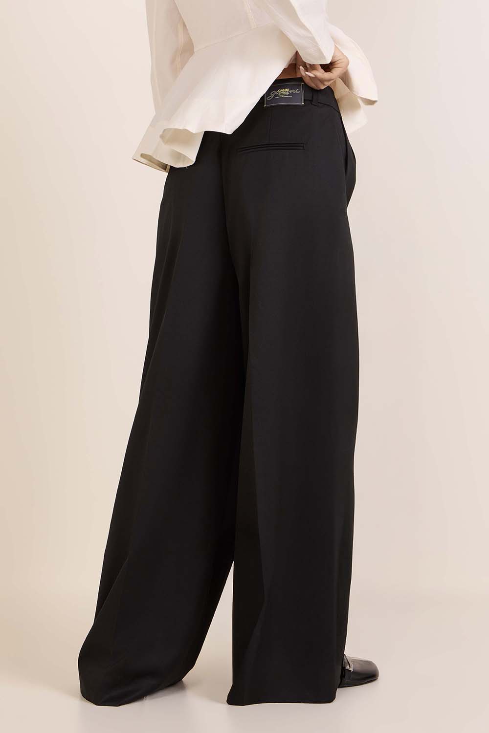 תמונת דוגמן אחורית של מכנסיים מחויטים בגזרה בינונית