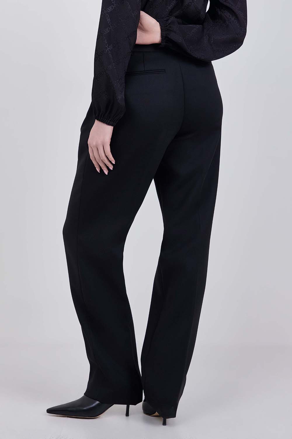 תמונת דוגמן אחורית של מכנסיים מחוייטים