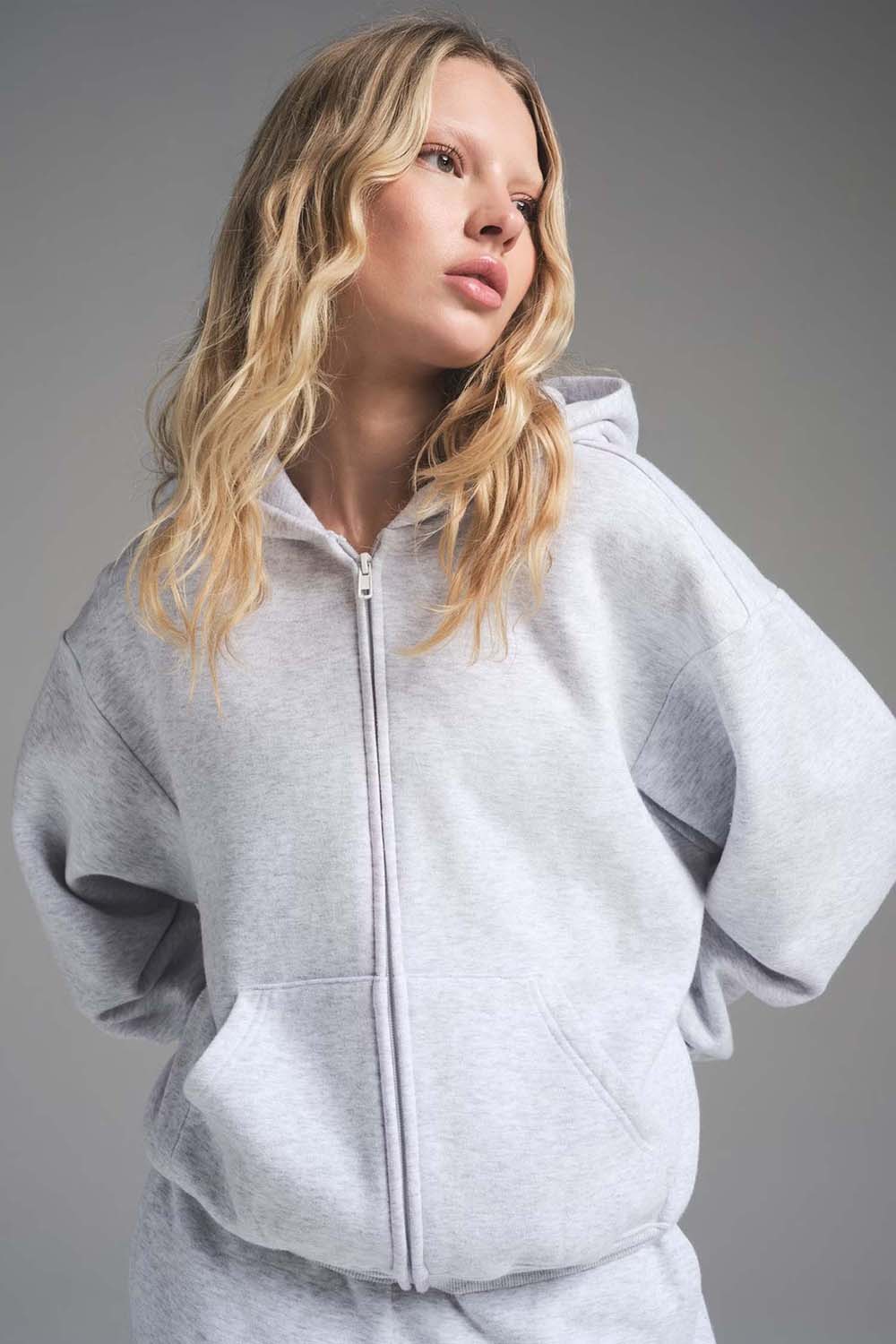 תמונת תקריב דוגמן של CLASSIC ZIP UP HOODIE