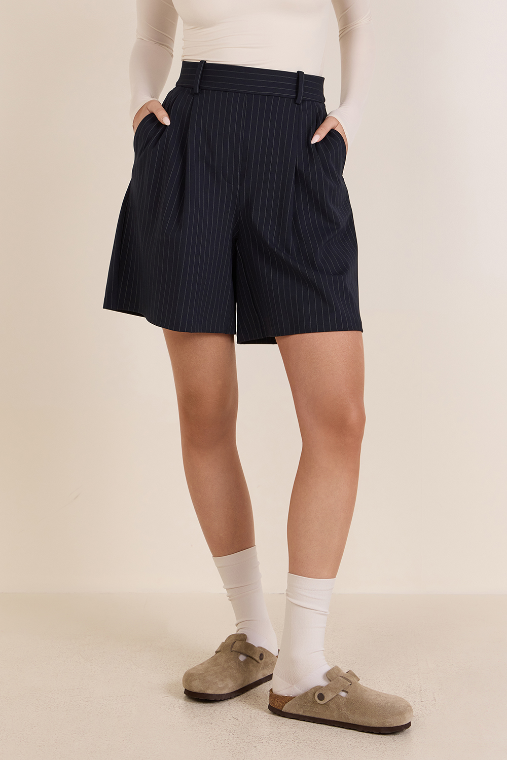 תמונת דוגמן קידמית של Daydrift Pleated High-Rise Short 7''