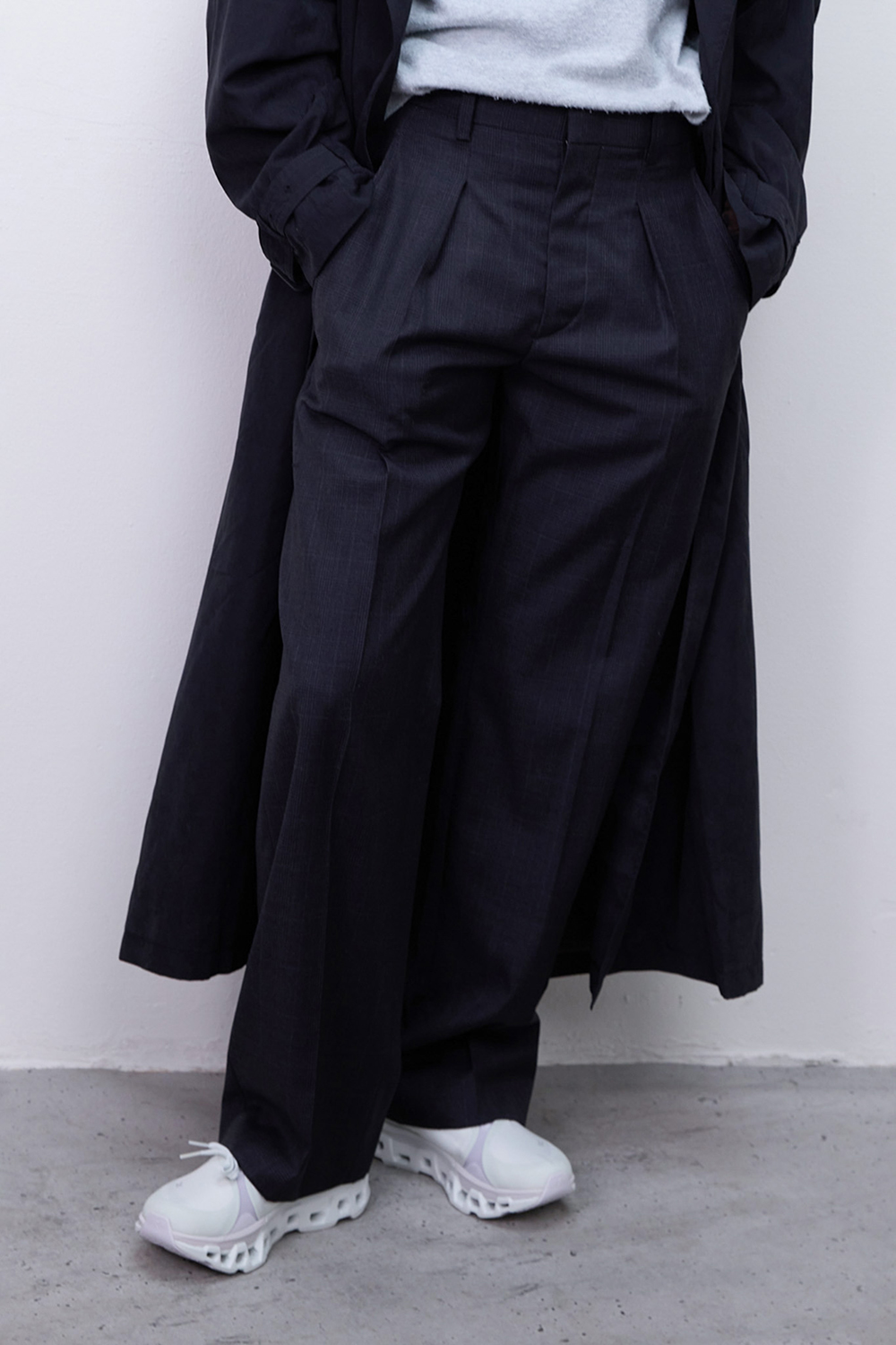 תמונת דוגמן קידמית של מכנסיים מחויטים