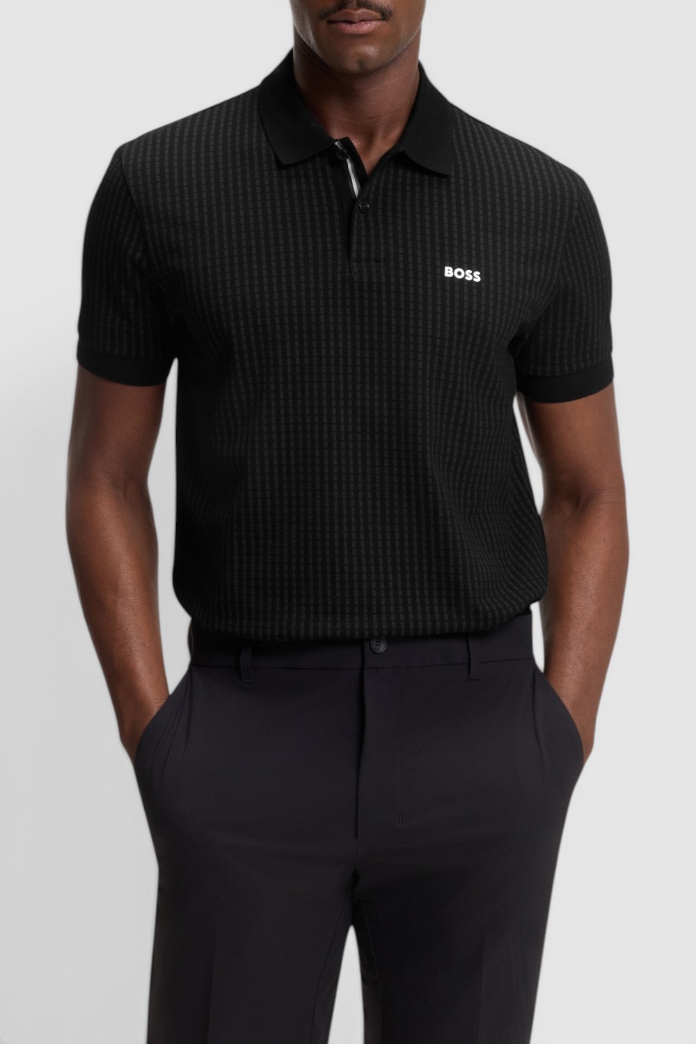 תמונת דוגמן קידמית של חולצת פולו בגזרת סלים