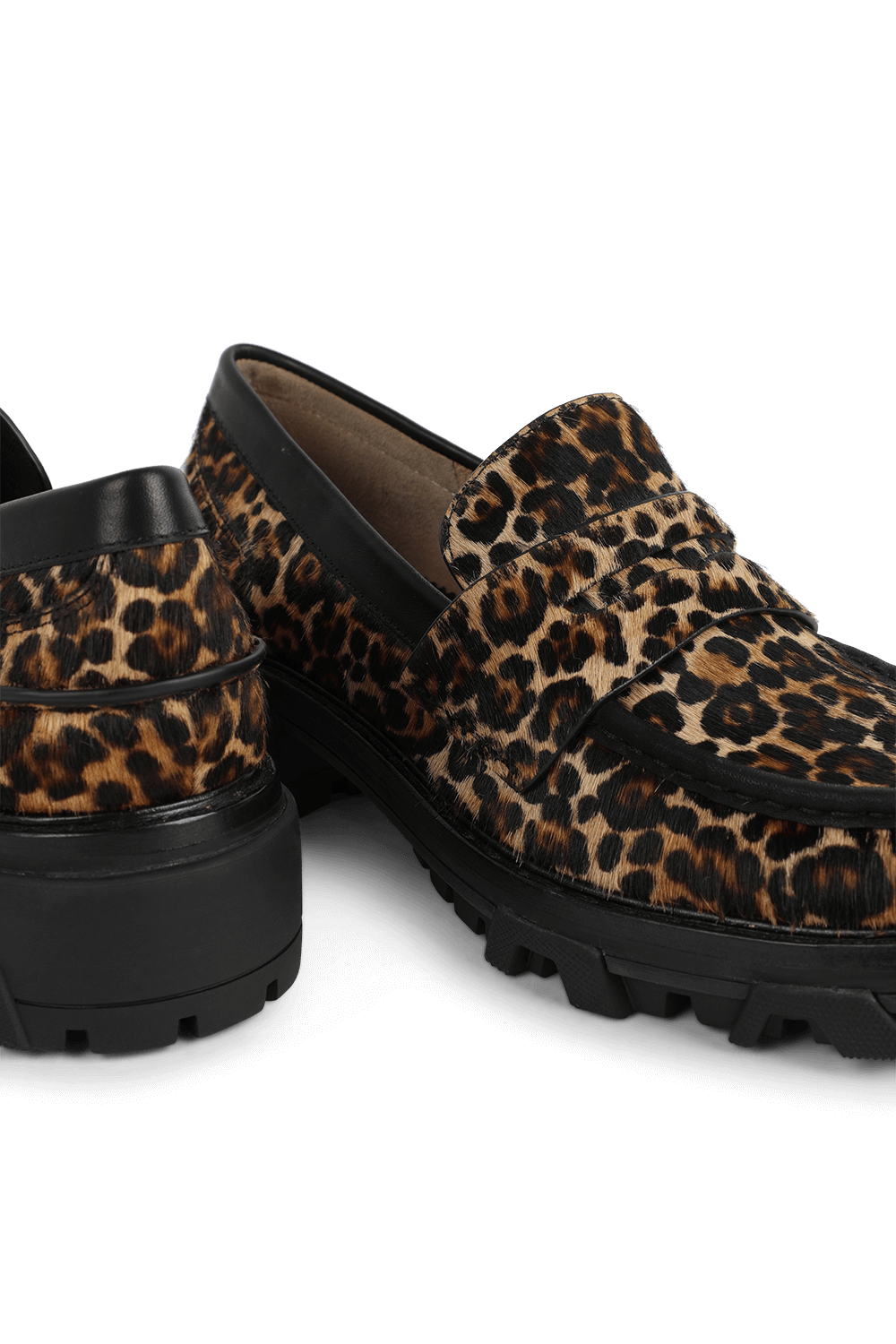 תמונת תקריב של נעלי מוקסין מנומרות