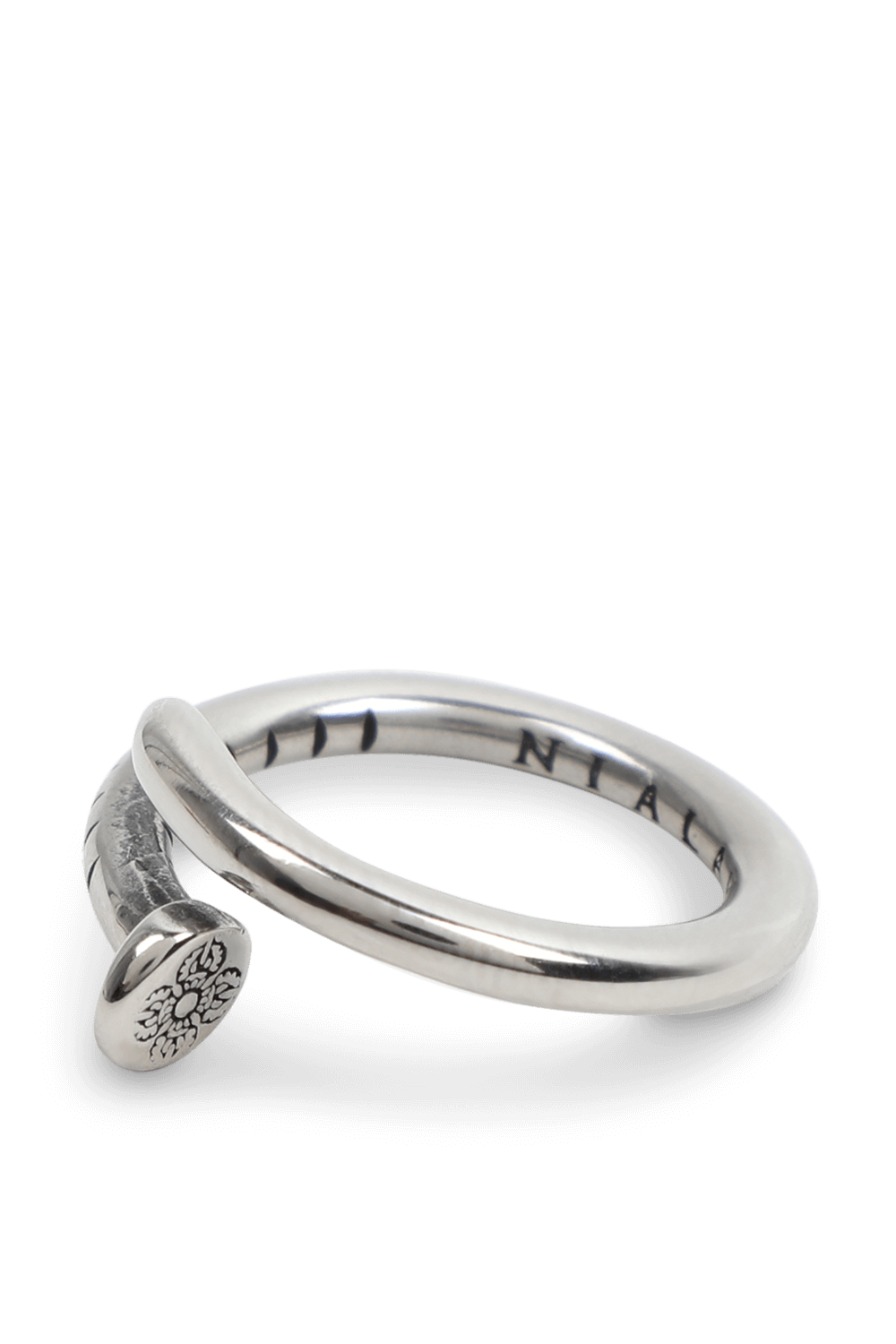 תמונה אחורית של טבעת כסף מסמר עם חריטות