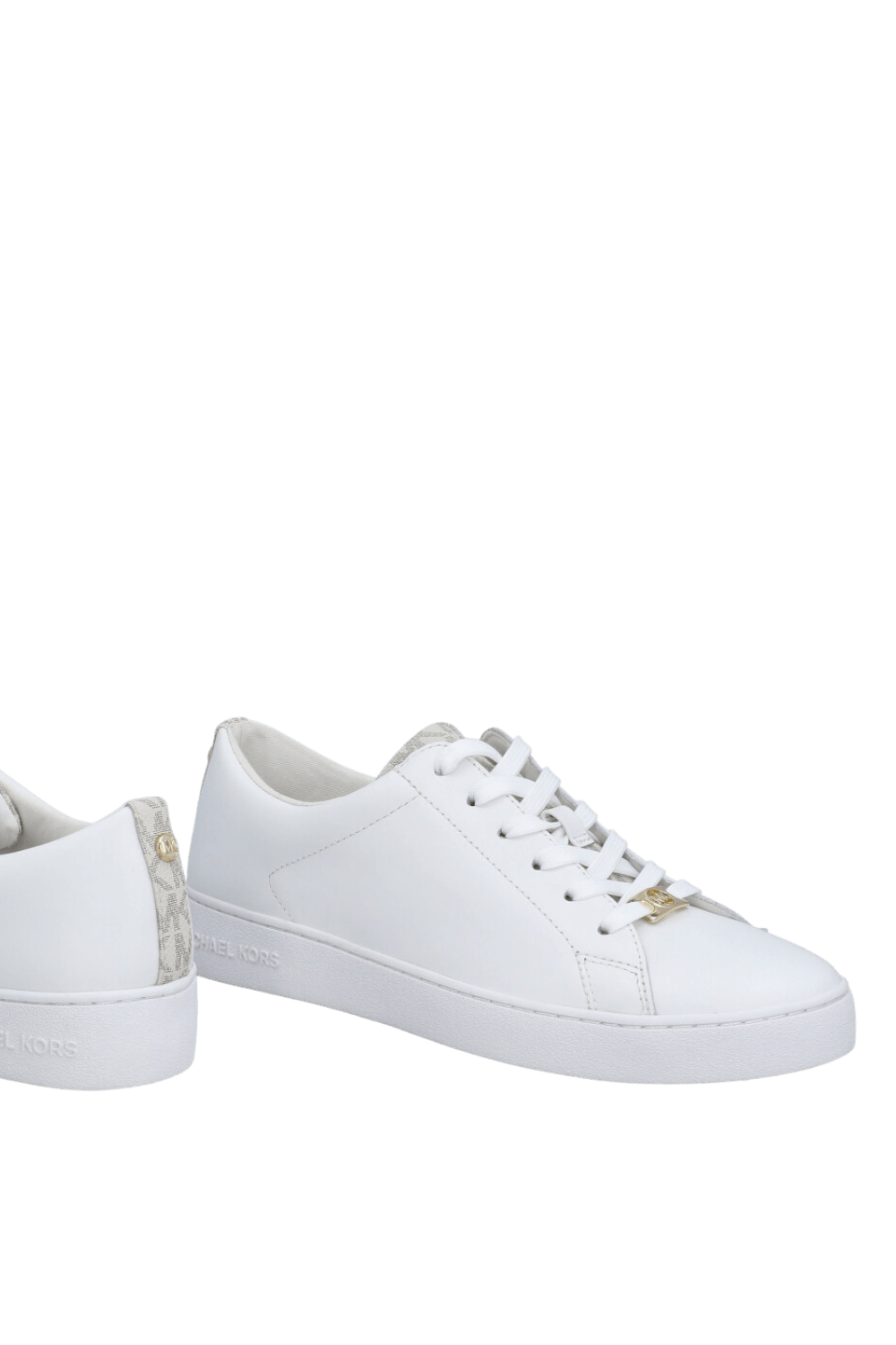 תמונת תקריב של נעלי סניקרס עור