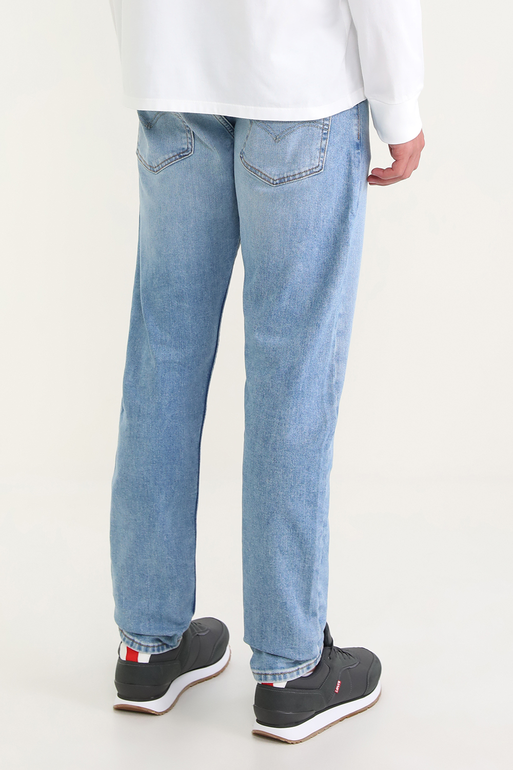 תמונת דוגמן אחורית של חולצה ארוכה לבנה עם לוגו באטווינג