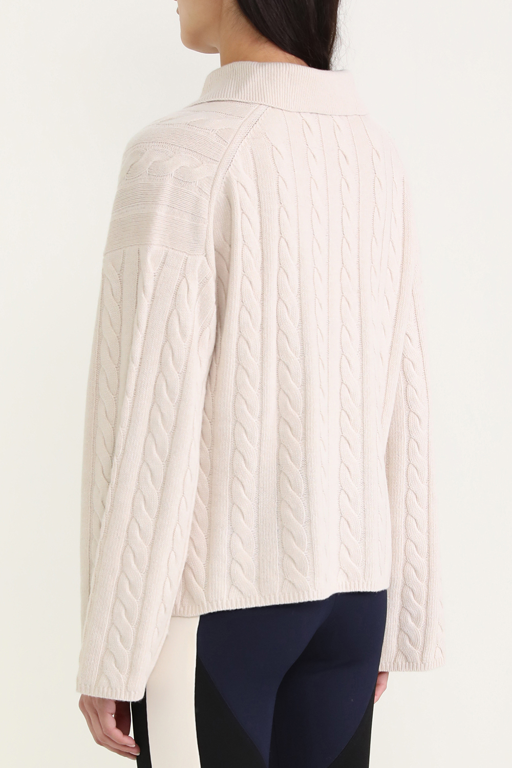 תמונת דוגמן אחורית של סוודר פולו קרופ