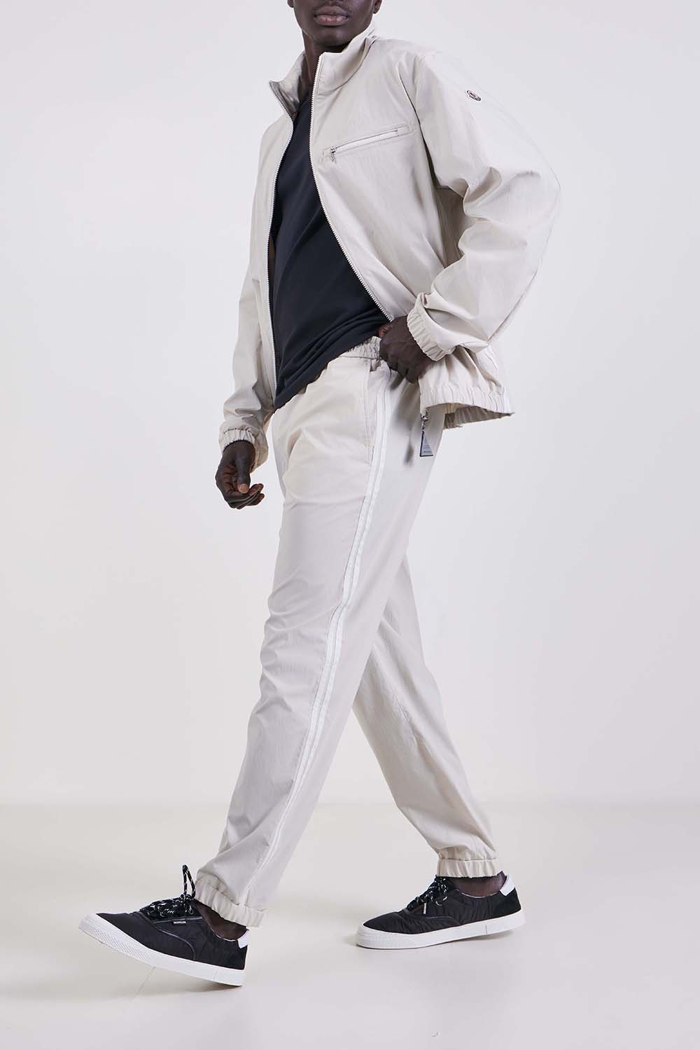 תמונת דוגמן קידמית של נעלי סניקרס ורה ליז'ר