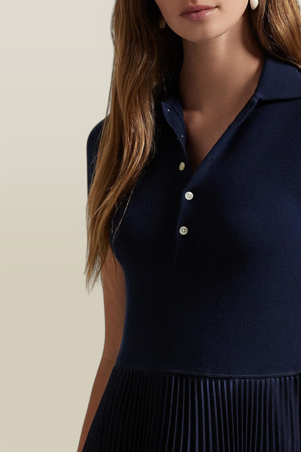 תמונת תקריב דוגמן של שמלת פולו