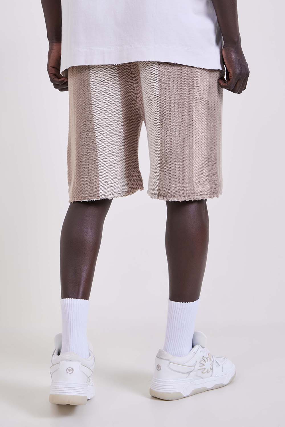 תמונת דוגמן אחורית של מכנסיים קצרים סרוגים