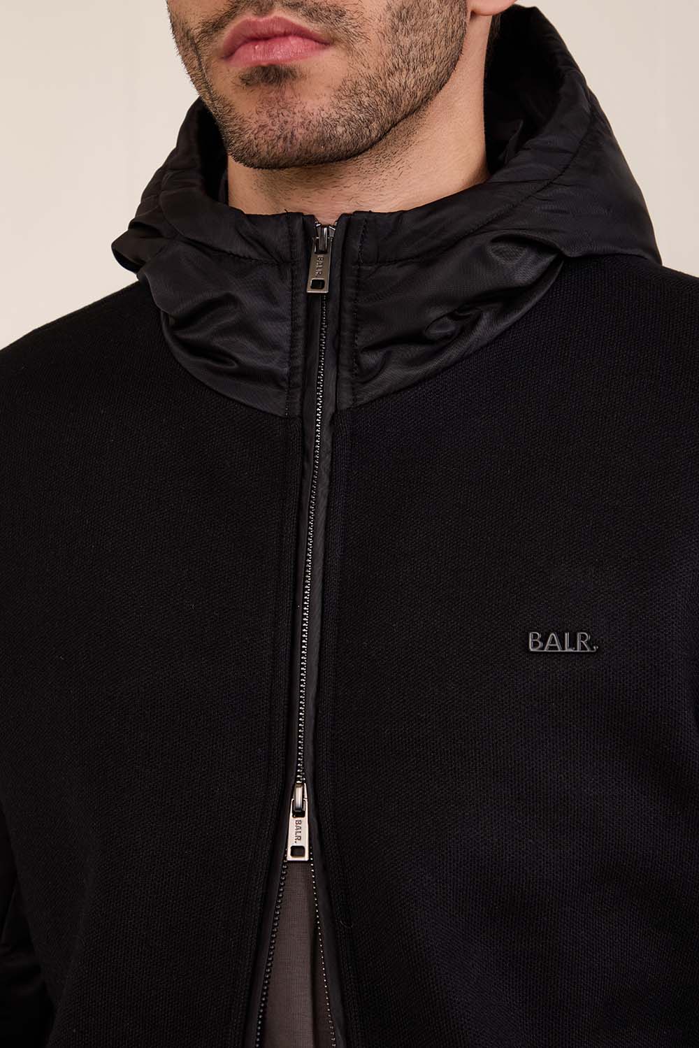 תמונת תקריב דוגמן של ז'קט בריפוד קל