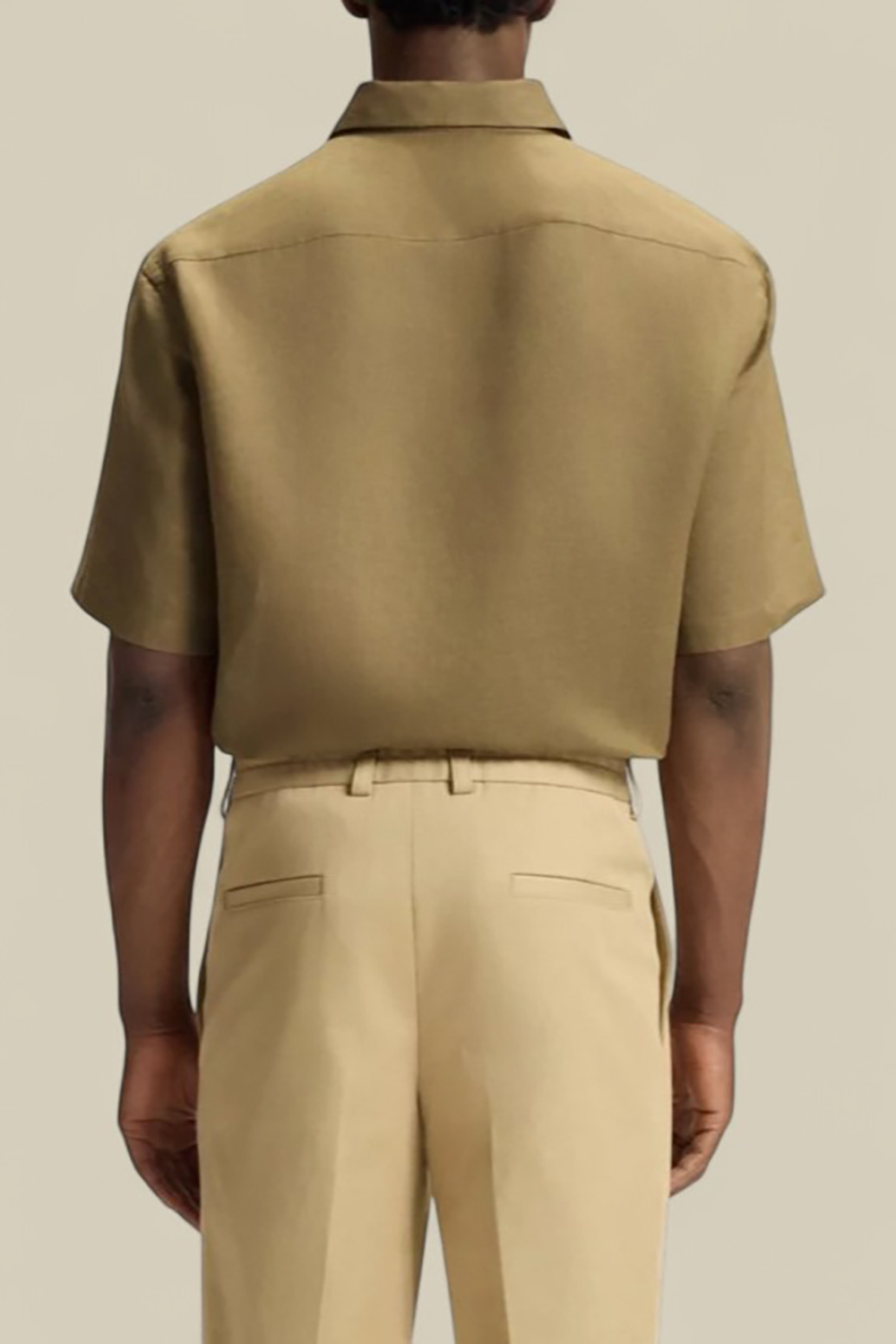 תמונת דוגמן אחורית של חולצה מכופתרת