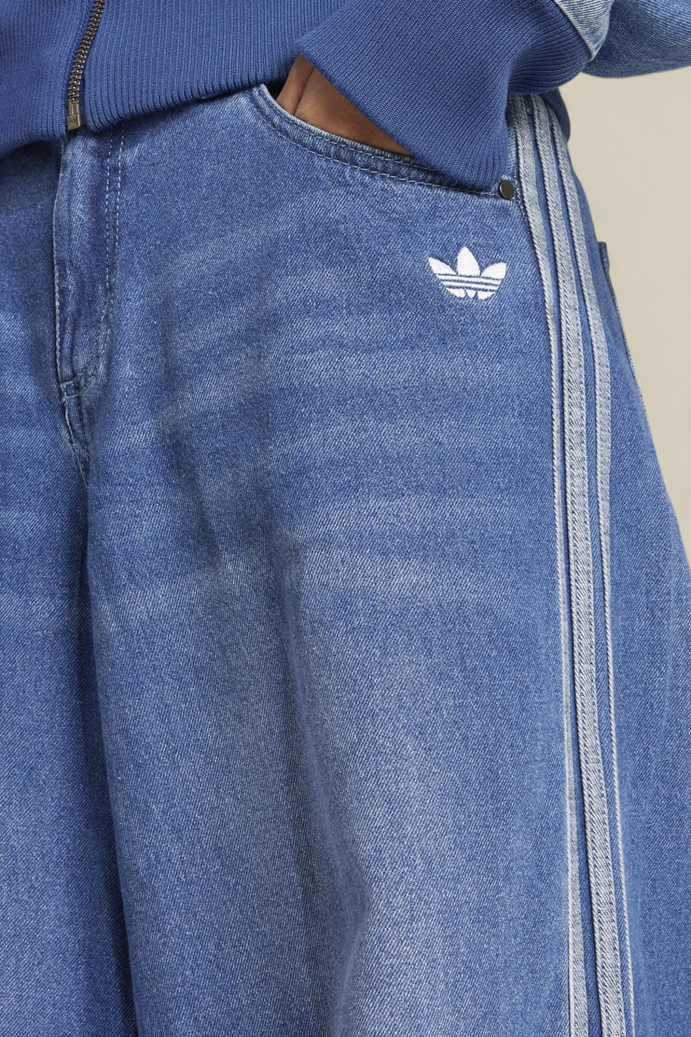 תמונת תקריב דוגמן של מכנסי ג'ינס בגזרה רחבה