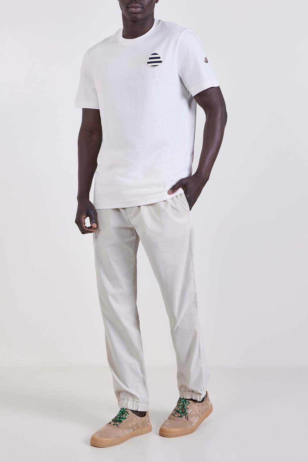 תמונת דוגמן קידמית של נעלי סניקרס ורה ליז'ר