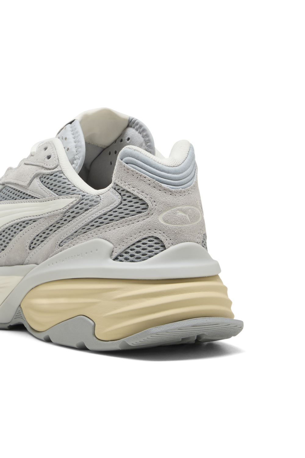 תמונת פנים של נעלי סניקרס