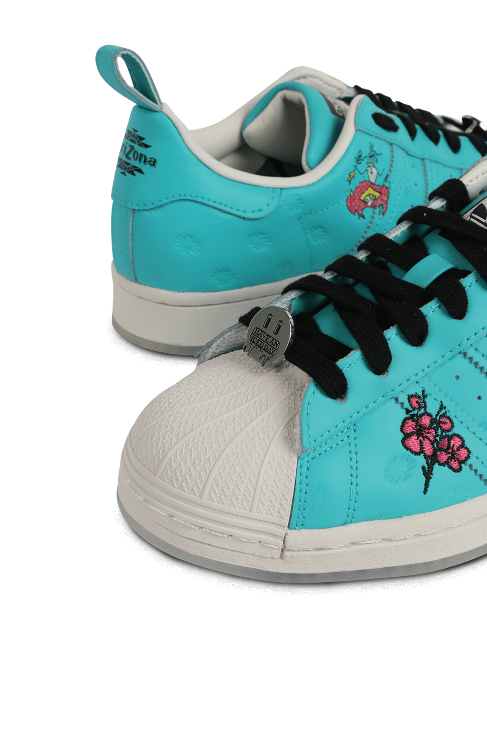 תמונת תקריב של Adidas X Arizona Iced Tea - Superstar in Blue