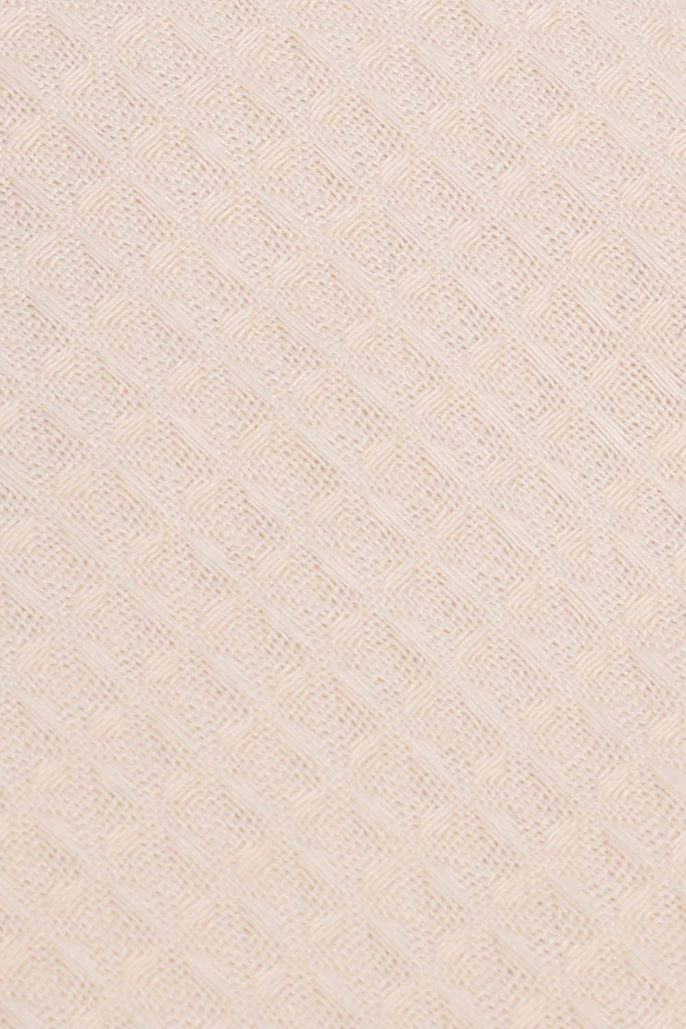 תמונת תקריב של טבעת נשיכה המחוברת לבובת תפוח בגווני ורוד וירוק