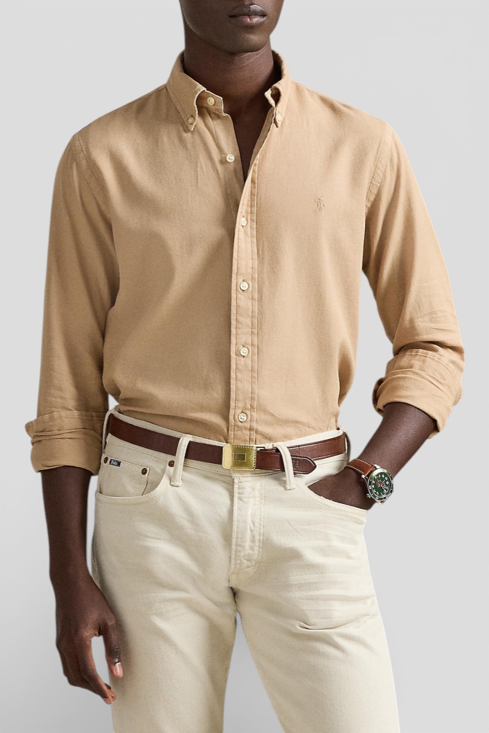 תמונת דוגמן קידמית של חולצה מכופתרת