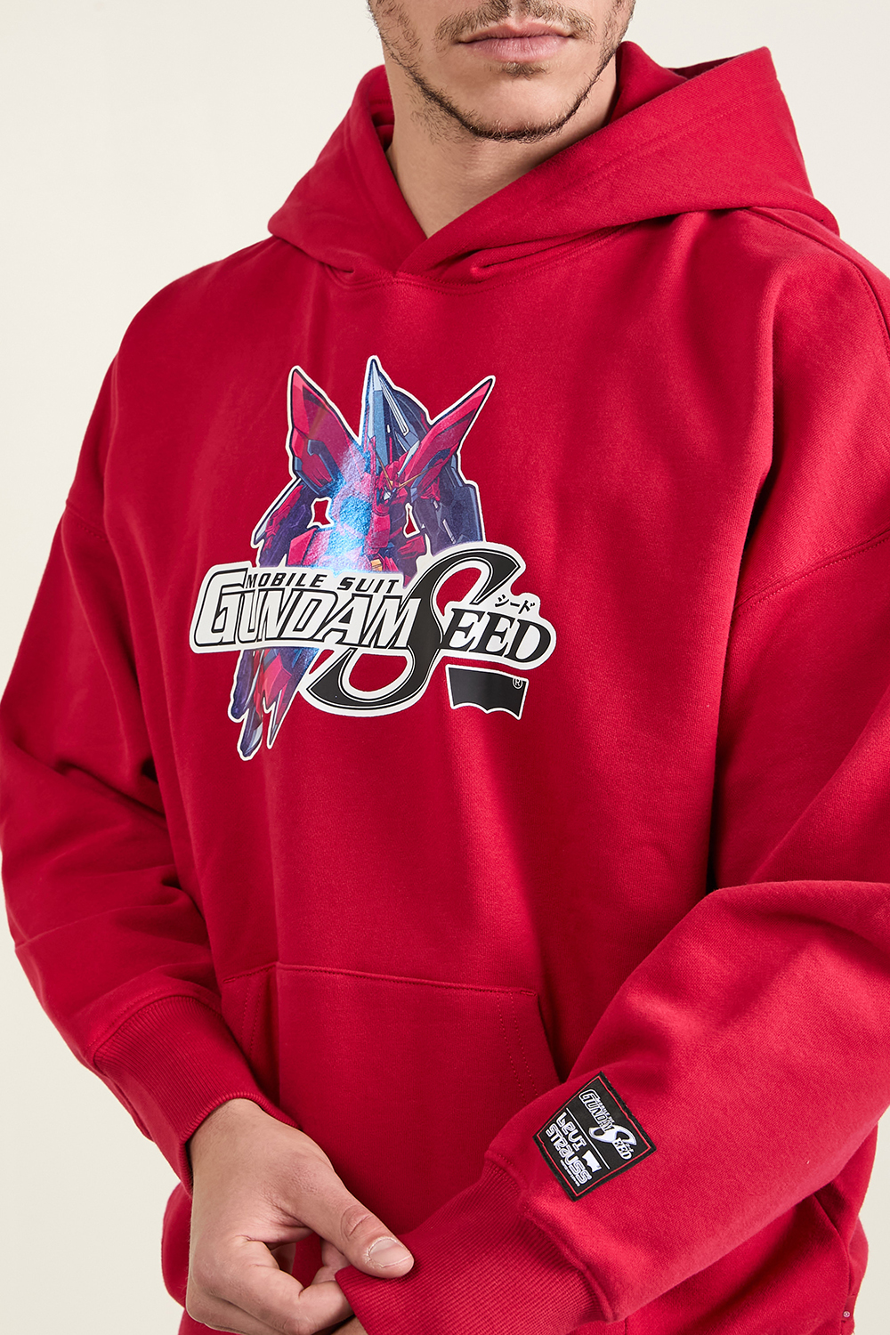 תמונת תקריב דוגמן של ליוויס X גנדאם סוושירט