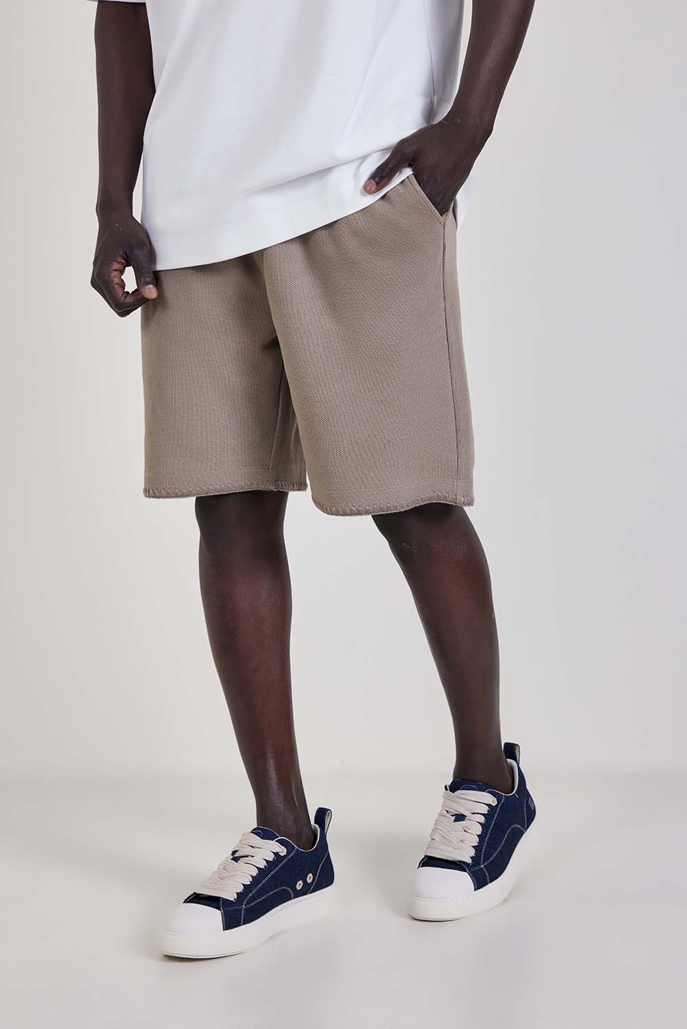 תמונת דוגמן קידמית של מכנסי ג'וגר קצרים