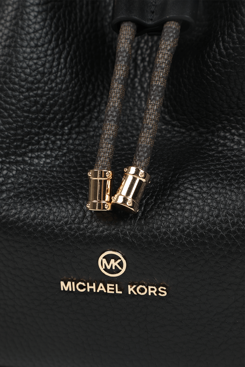 תמונת תקריב של תיק באקט מעור מגורען בגוון שחור