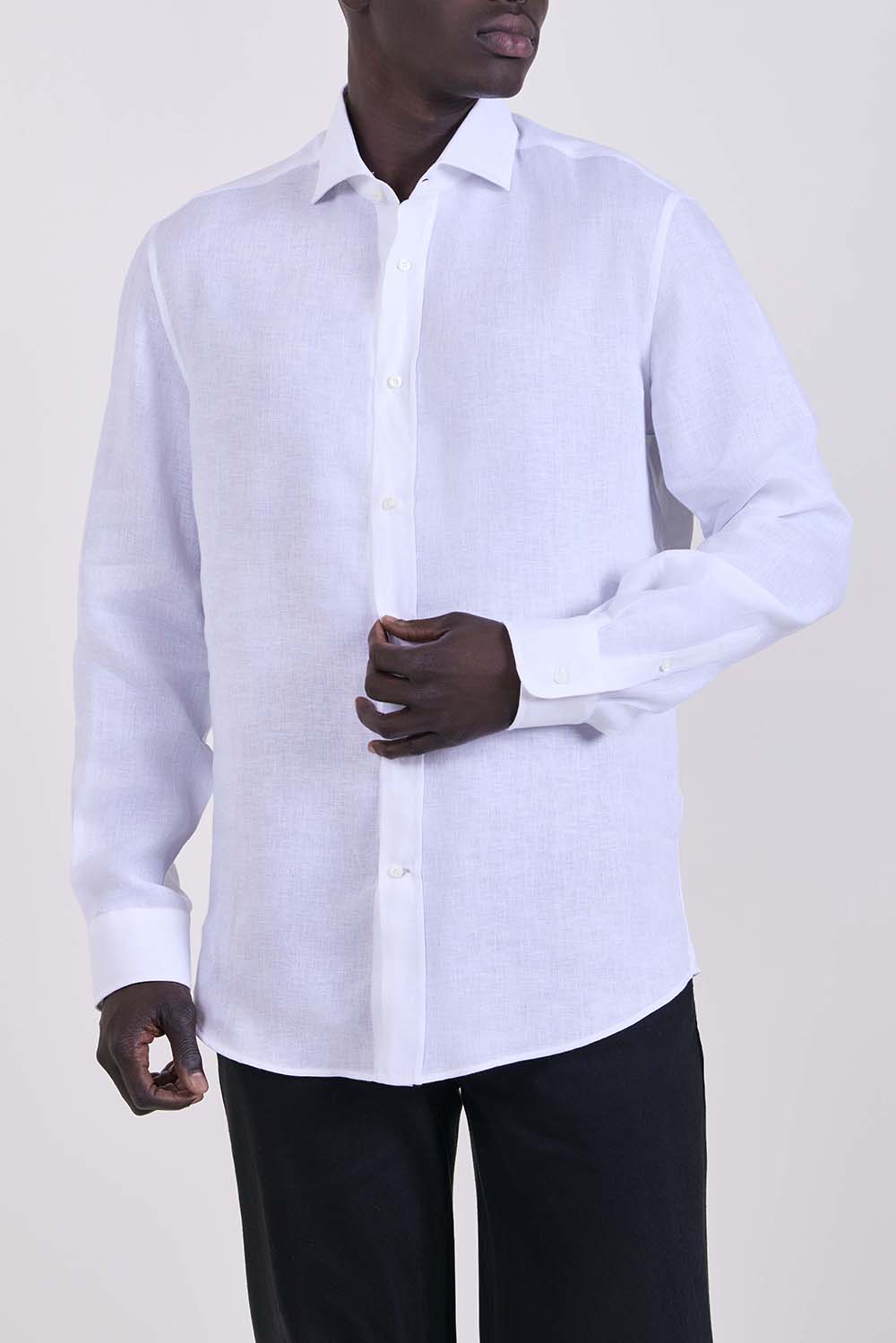 תמונת דוגמן קידמית של חולצה מכופתרת בגזרה משוחררת