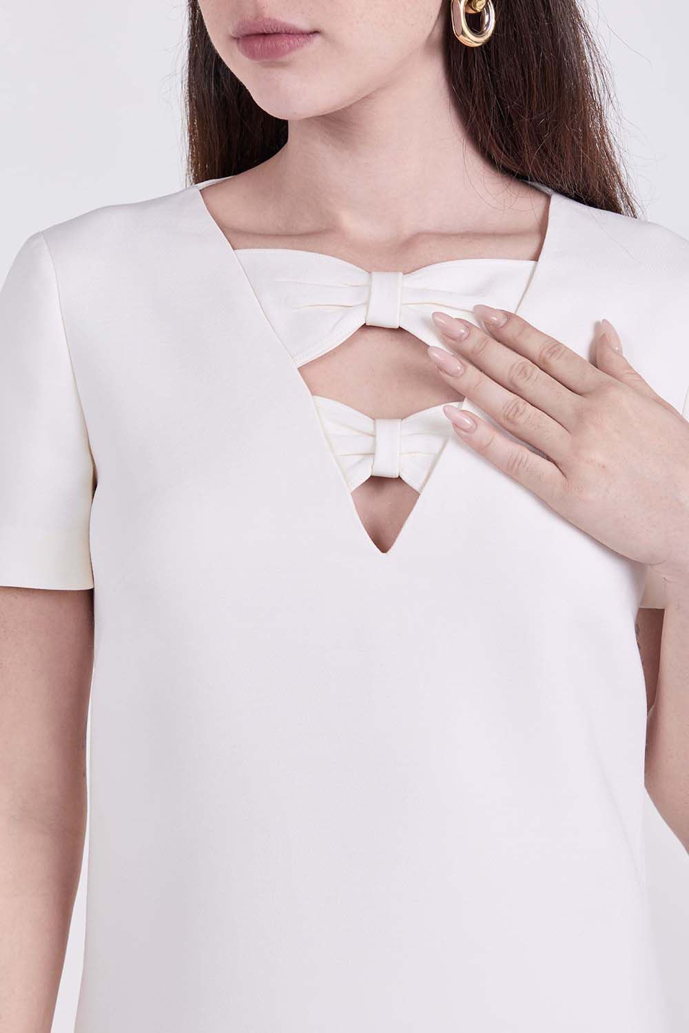 תמונת תקריב דוגמן של שמלת מיני פפיונים