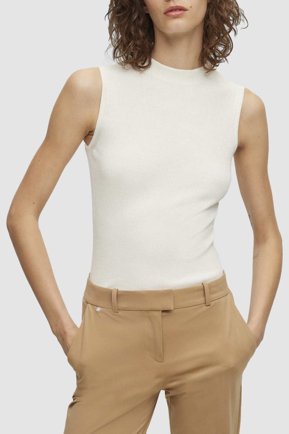 תמונת דוגמן קידמית של גופיית ריב