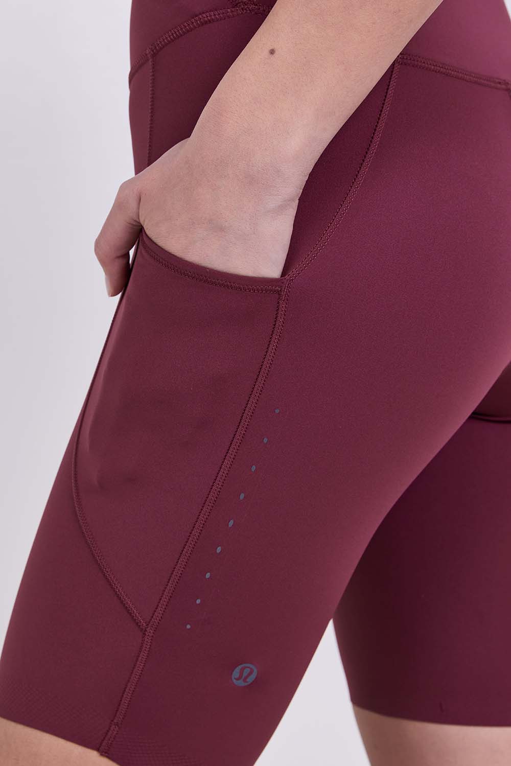 תמונת תקריב דוגמן של Fast and Free High-Rise Short 8'' *5 Pocket