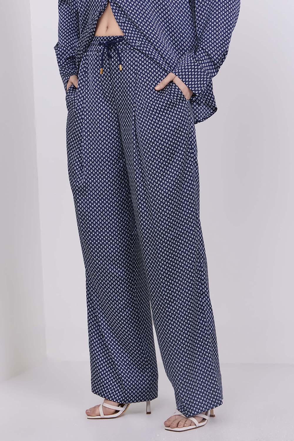 תמונת דוגמן קידמית של מכנסיים ארוכים סאטן