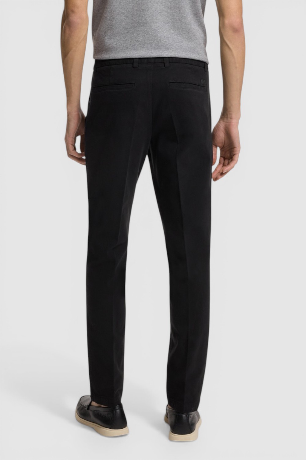 תמונת דוגמן אחורית של מכנסיים מחויטים בגזרת סלים