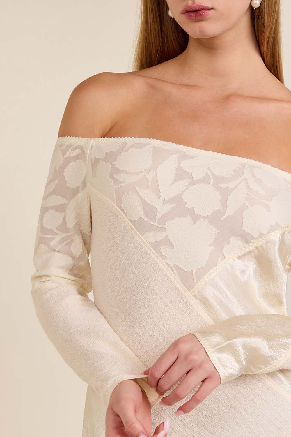 תמונת תקריב דוגמן של שמלת אוף שולדר