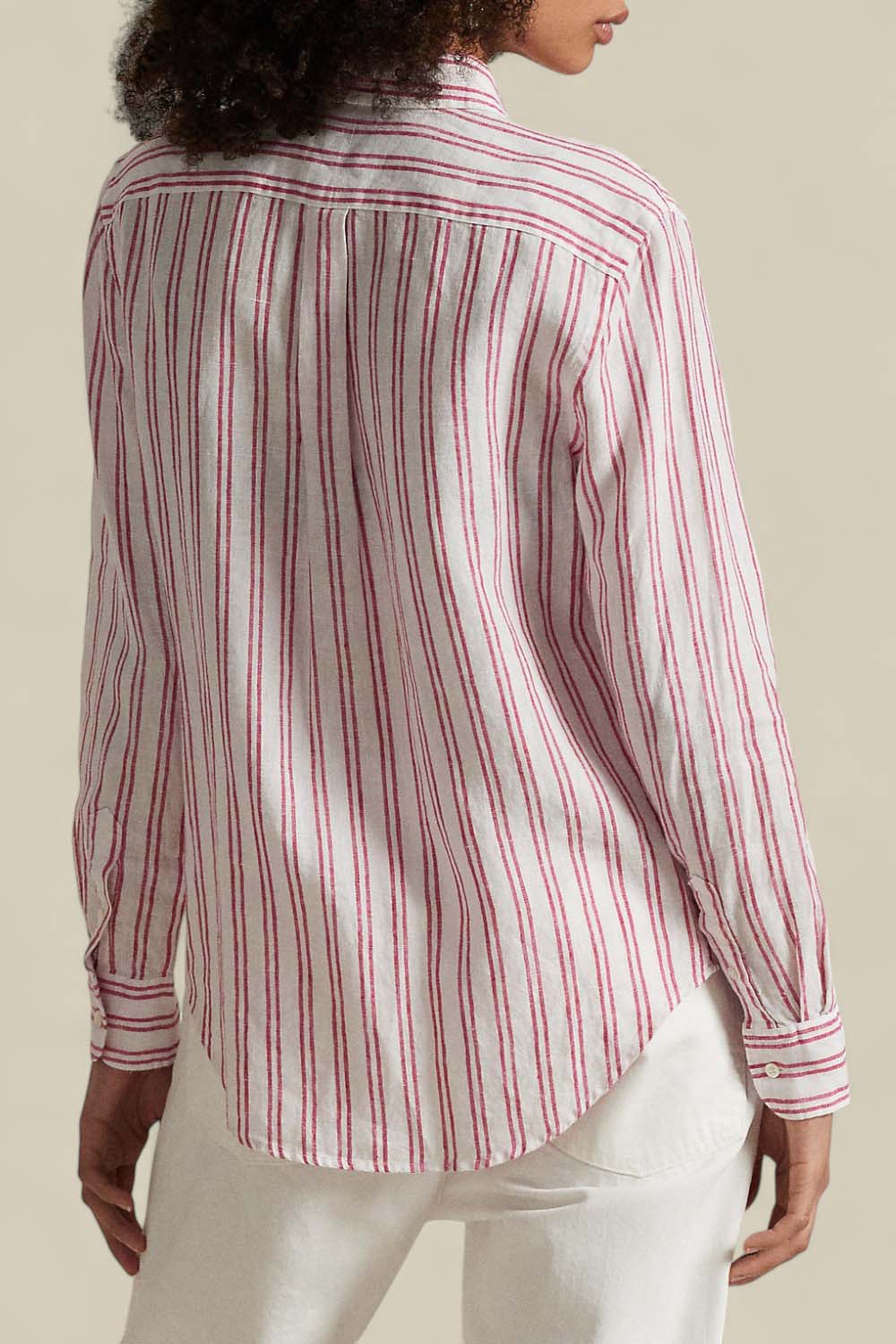 תמונת דוגמן אחורית של חולצה מכופתרת