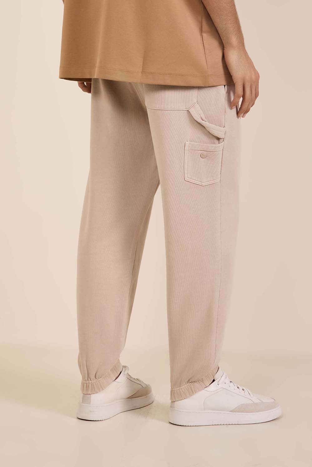 תמונת דוגמן אחורית של מכנסי ג'וג