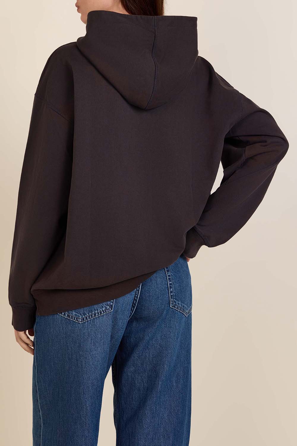 תמונת דוגמן אחורית של סווטשירט קפוצ'ון כותנה