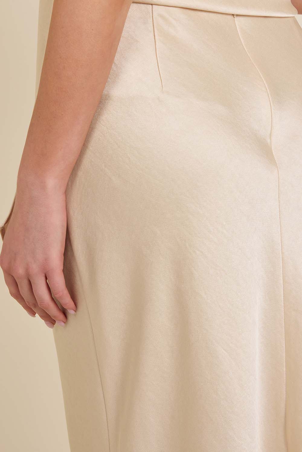 תמונת תקריב דוגמן של חצאית מקסי סאטן