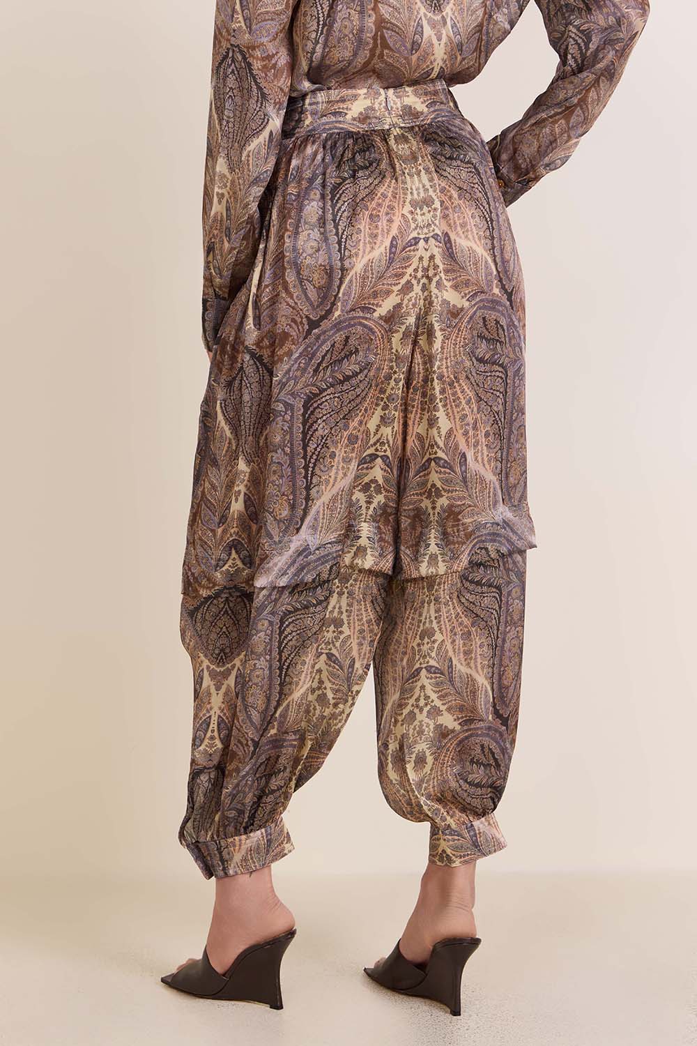 תמונת דוגמן אחורית של מכנסי הרמון