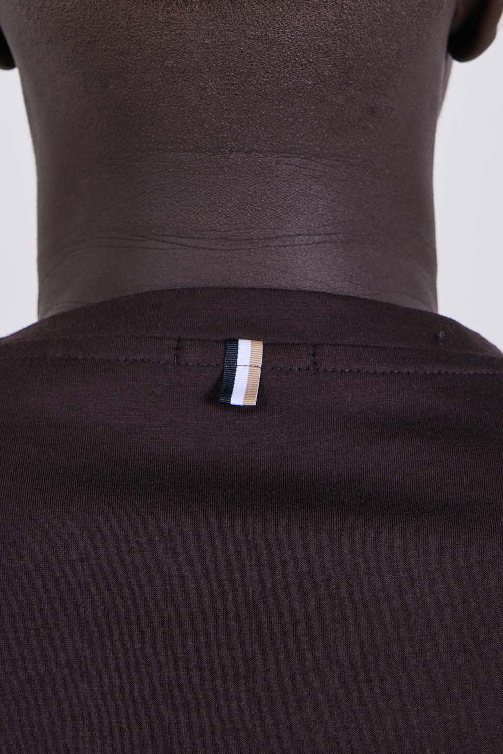 תמונת תקריב דוגמן של חולצת טי