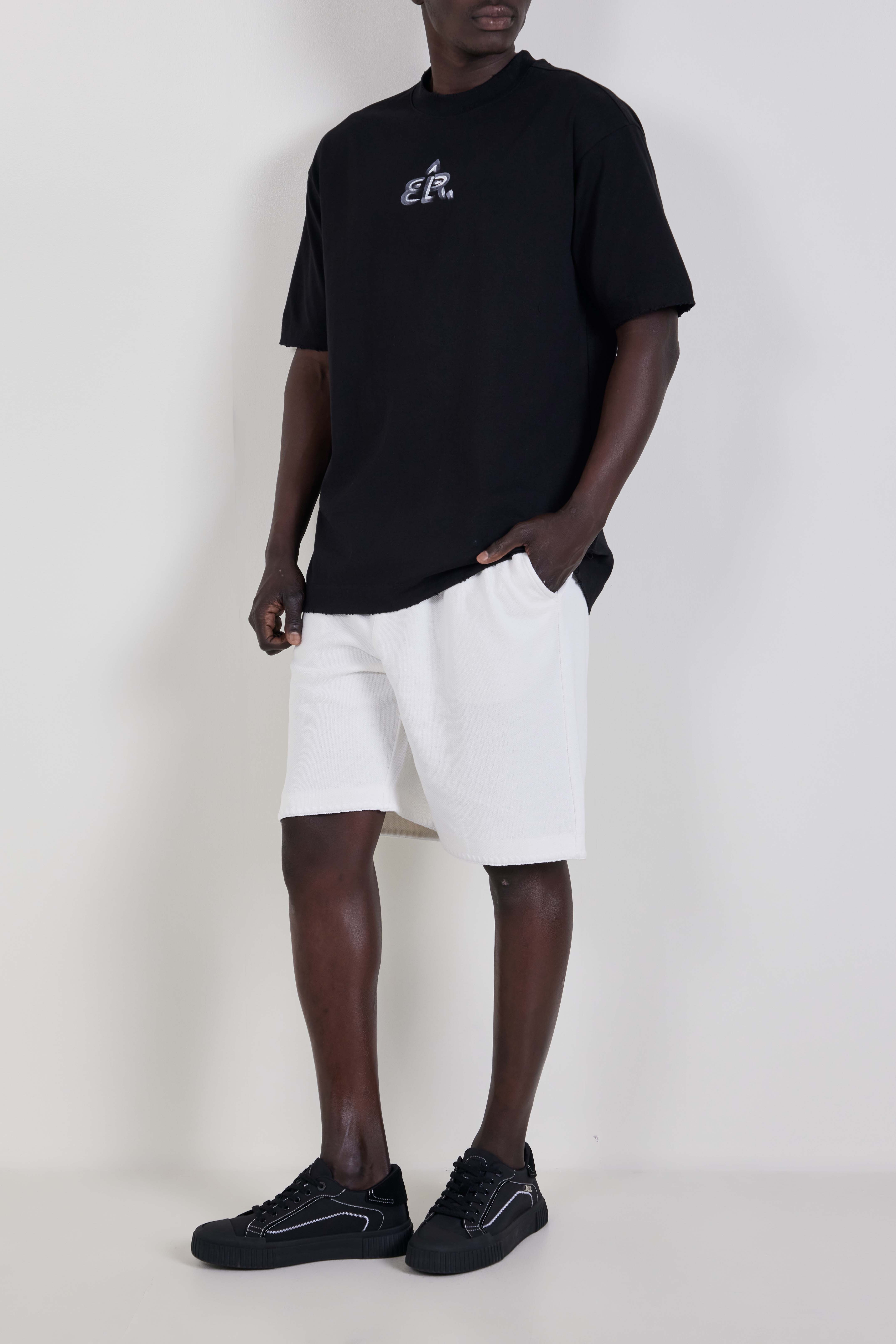 תמונת דוגמן קידמית של נעלי סניקרס