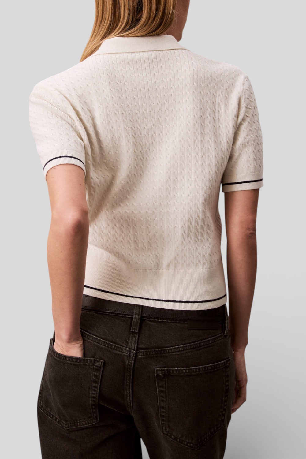 תמונת דוגמן אחורית של חולצת פולו