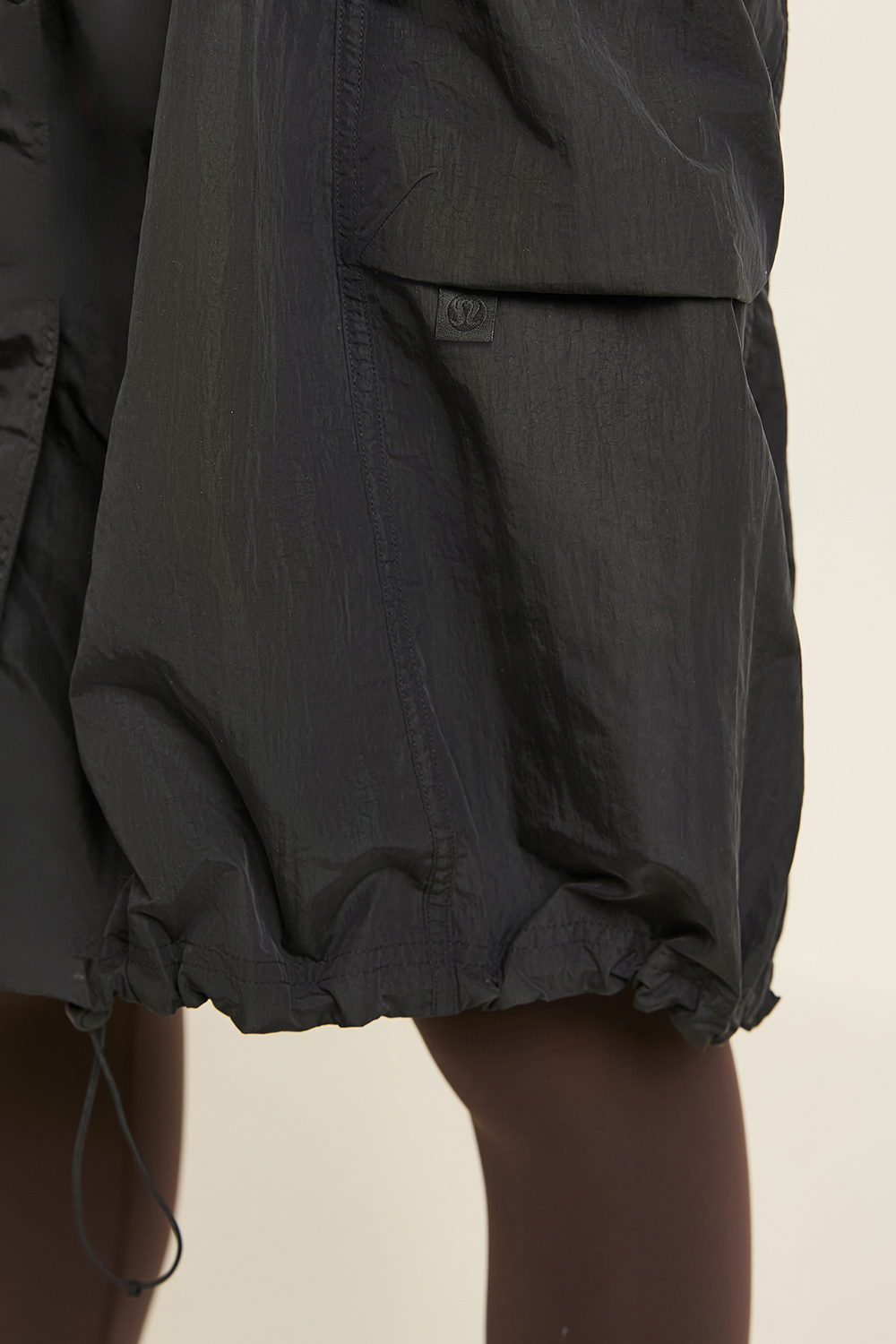 תמונת תקריב דוגמן של Lightweight Woven Long Jacket