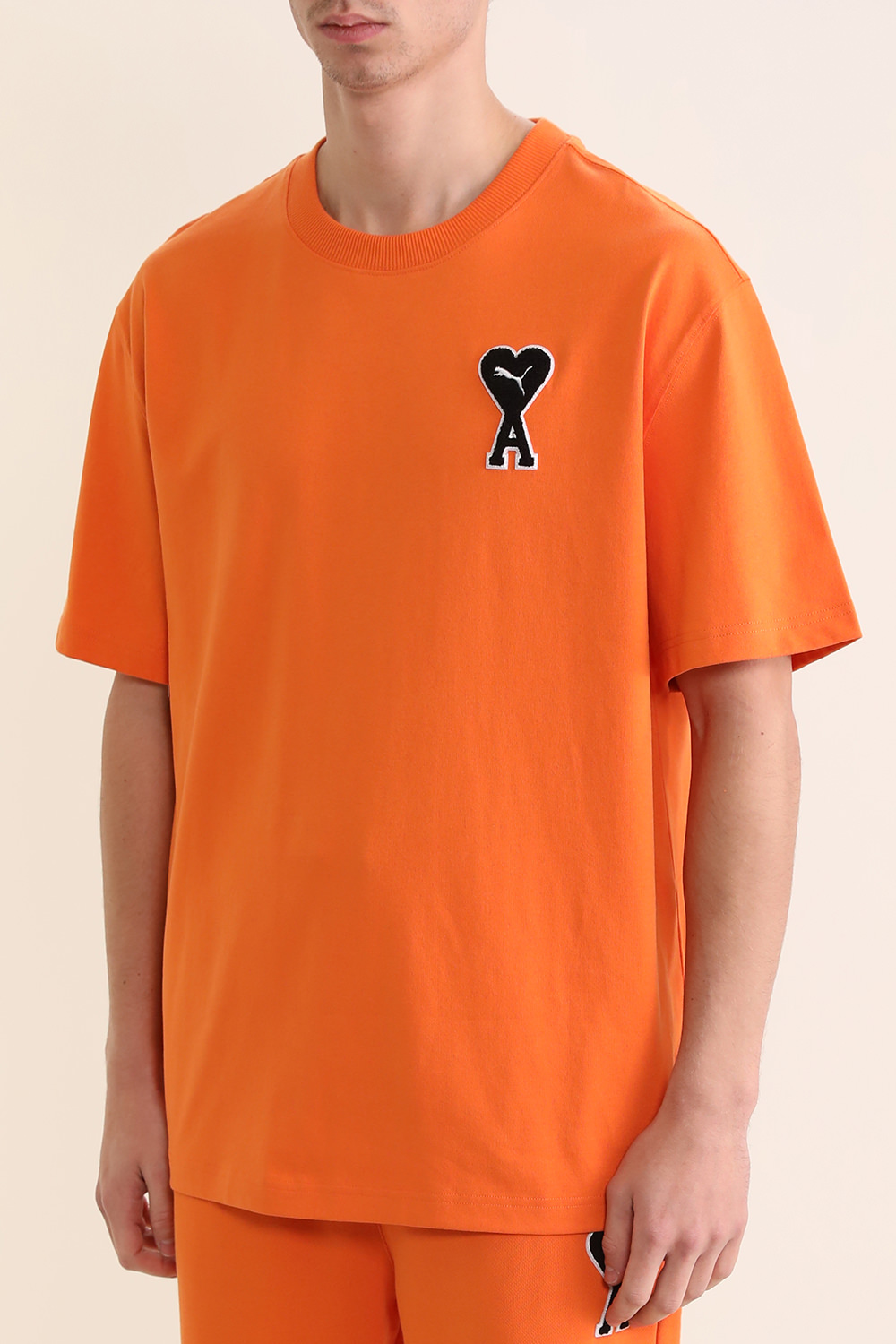 תמונת דוגמן קידמית של פומה X אמי חולצת טי מכותנה אורגנית