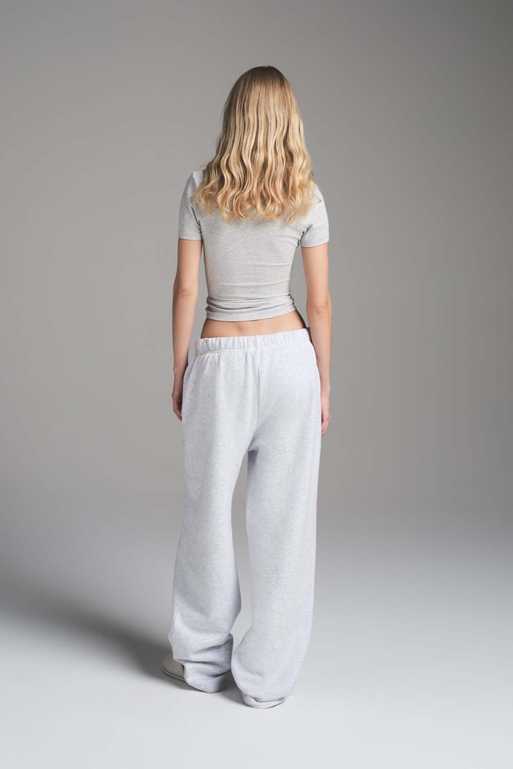 תמונת דוגמן אחורית של CLASSIC STRAIGHT LEG PANT
