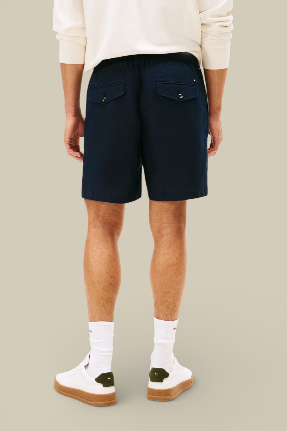 תמונת דוגמן אחורית של מכנסי פשתן קצרים