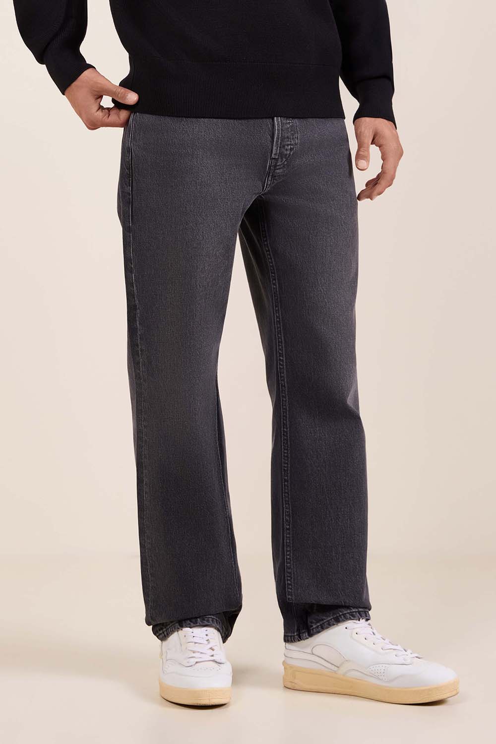 תמונת דוגמן קידמית של מכנסי ג'ינס בגזרה משוחררת