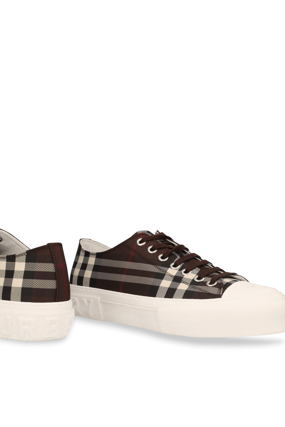 תמונת תקריב של נעלי סניקרס