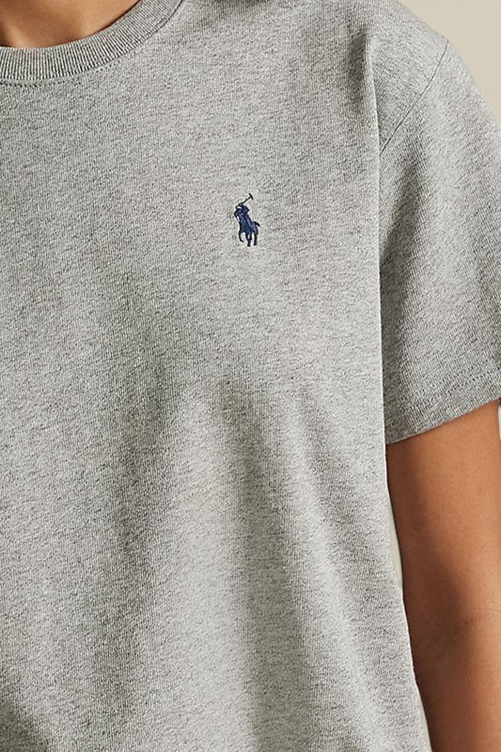 תמונת תקריב דוגמן של חולצת טי