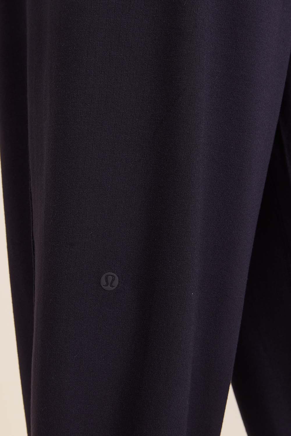 תמונת תקריב דוגמן של BeCalm Oversied Mid-Rise Pant